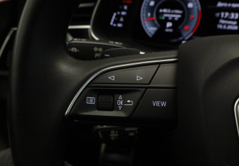 Подержанный автомобиль Audi Q8 2021 года (13 фото)
