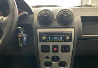Подержанный автомобиль Renault Logan Sedan 2006 года (16 фото)