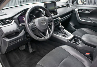 Подержанный автомобиль Toyota RAV4 2021 года (16 фото)