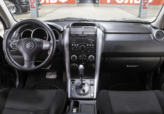 Подержанный автомобиль Suzuki Grand Vitara 2006 года (14 фото)