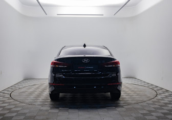 Подержанный автомобиль Hyundai Elantra Sedan 2018 года (6 фото)