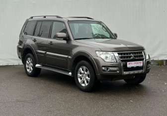 Подержанный автомобиль Mitsubishi Pajero 2015 года (3 фото)
