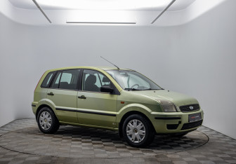 Подержанный автомобиль Ford Fusion 2005 года (3 фото)