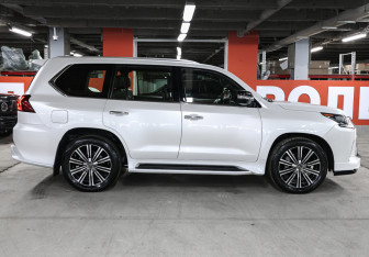 Подержанный автомобиль Lexus LX 2018 года (4 фото)