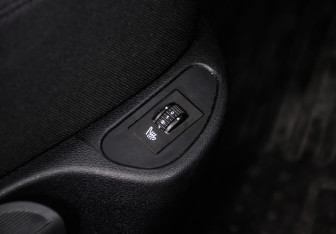 Подержанный автомобиль Peugeot 308 Hatchback 2012 года (14 фото)