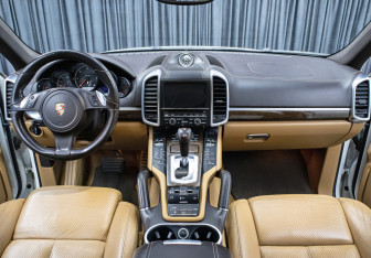 Подержанный автомобиль Porsche Cayenne 2013 года (14 фото)