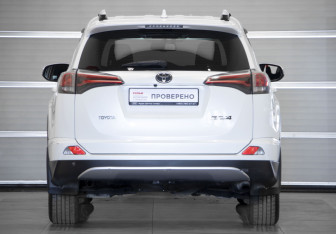 Подержанный автомобиль Toyota RAV4 2016 года (5 фото)