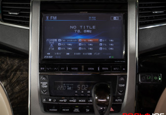 Подержанный автомобиль Toyota Alphard 2013 года (15 фото)