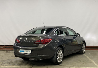 Подержанный автомобиль Opel Astra Sedan 2013 года (5 фото)