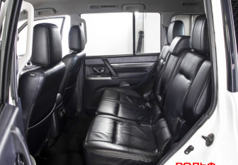 Подержанный автомобиль Mitsubishi Pajero 2011 года (10 фото)