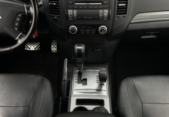 Подержанный автомобиль Mitsubishi Pajero 2013 года (13 фото)