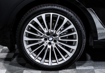 Подержанный автомобиль BMW X7 2022 года (15 фото)