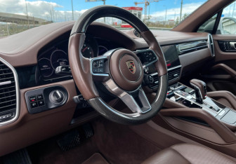 Подержанный автомобиль Porsche Cayenne 2020 года (13 фото)