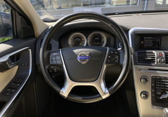 Подержанный автомобиль Volvo XC60 2012 года (15 фото)