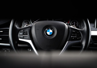Подержанный автомобиль BMW X6 2015 года (14 фото)