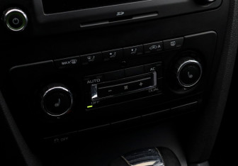 Подержанный автомобиль Skoda Octavia Liftback 2012 года (18 фото)