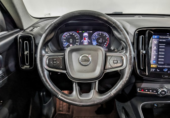 Подержанный автомобиль Volvo XC40 2021 года (22 фото)