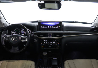 Подержанный автомобиль Lexus LX 2016 года (12 фото)