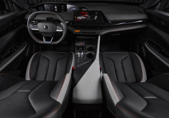 Подержанный автомобиль Changan UNI-V 2024 года (10 фото)