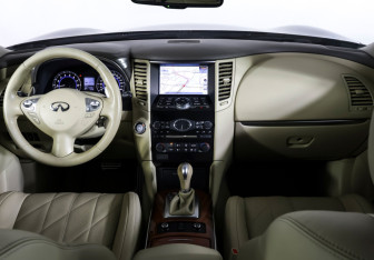 Подержанный автомобиль Infiniti QX70 2015 года (12 фото)