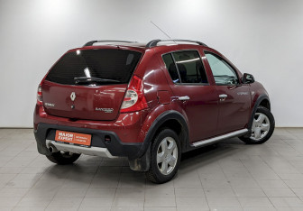 Подержанный автомобиль Renault Sandero 2012 года (5 фото)