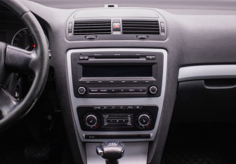 Подержанный автомобиль Skoda Octavia Liftback 2011 года (14 фото)