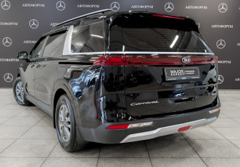 Подержанный автомобиль Kia Carnival 2021 года (7 фото)