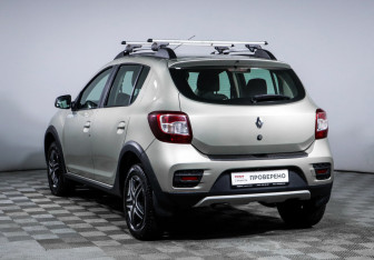 Подержанный автомобиль Renault Sandero 2018 года (7 фото)