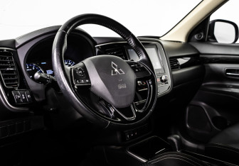 Подержанный автомобиль Mitsubishi Outlander 2021 года (13 фото)