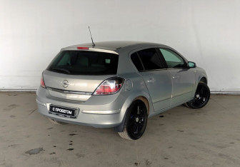 Подержанный автомобиль Opel Astra Hatchback 2007 года (7 фото)