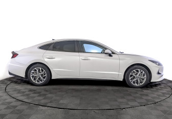 Подержанный автомобиль Hyundai Sonata 2021 года (4 фото)