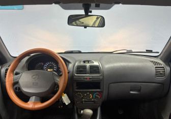 Подержанный автомобиль Hyundai Accent Sedan 2005 года (12 фото)