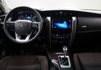 Подержанный автомобиль Toyota Fortuner 2018 года (14 фото)
