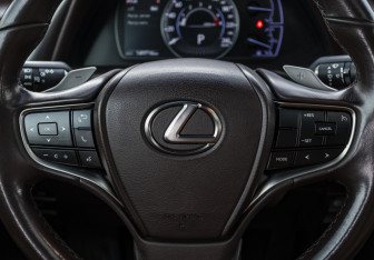 Подержанный автомобиль Lexus ES 2018 года (11 фото)