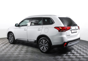 Подержанный автомобиль Mitsubishi Outlander 2021 года (7 фото)