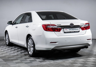 Подержанный автомобиль Toyota Camry Sedan 2013 года (7 фото)