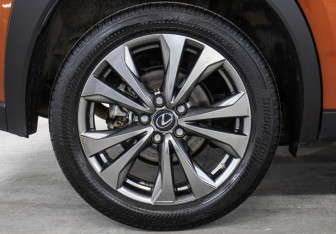 Подержанный автомобиль Lexus UX 2018 года (22 фото)