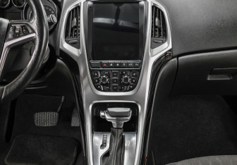 Подержанный автомобиль Opel Astra Hatchback 2013 года (15 фото)