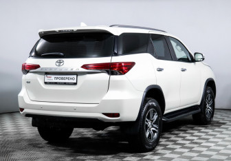 Подержанный автомобиль Toyota Fortuner 2022 года (5 фото)