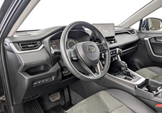 Подержанный автомобиль Toyota RAV4 2024 года (16 фото)