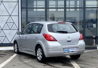 Подержанный автомобиль Nissan Tiida Hatchback 2010 года (7 фото)