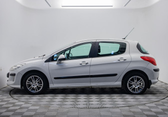Подержанный автомобиль Peugeot 308 Hatchback 2009 года (2 фото)