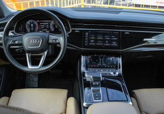 Подержанный автомобиль Audi Q8 2021 года (10 фото)