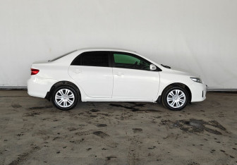 Подержанный автомобиль Toyota Corolla Sedan 2011 года (7 фото)