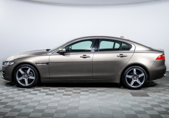 Подержанный автомобиль Jaguar XE 2016 года (8 фото)