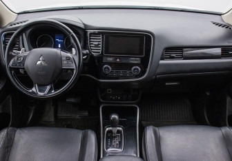 Подержанный автомобиль Mitsubishi Outlander 2018 года (13 фото)