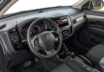 Подержанный автомобиль Mitsubishi Outlander 2015 года (15 фото)