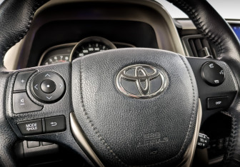 Подержанный автомобиль Toyota RAV4 2015 года (24 фото)