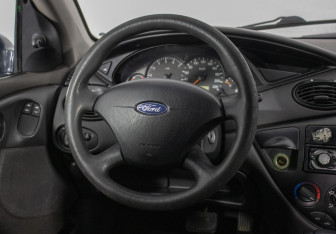 Подержанный автомобиль Ford Focus Sedan 2003 года (15 фото)