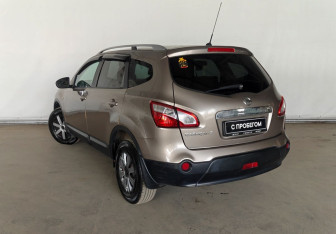 Подержанный автомобиль Nissan Qashqai+2 2012 года (7 фото)